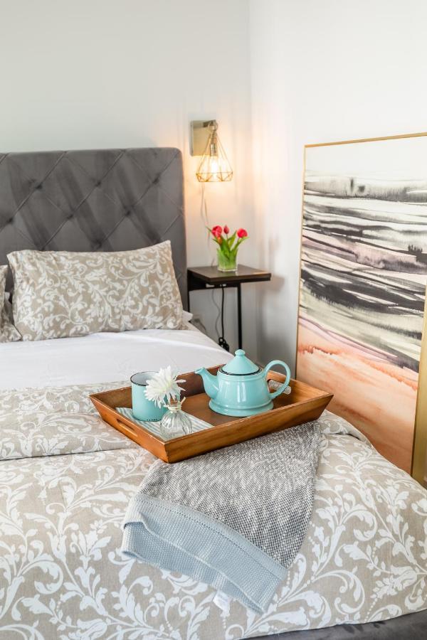Luxury 2 Bedroom In The Heart Of Entertainment District W/ Cn Tower View Toronto Luaran gambar